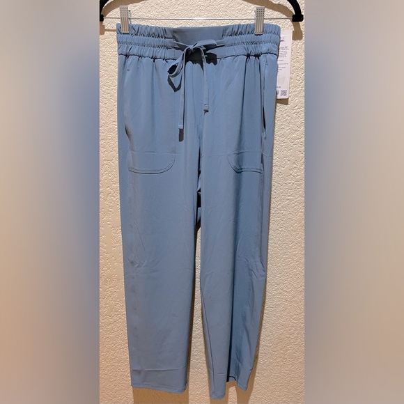 NWT Pull On Mid Rise Tapered Leg Crop 23” Blue Size 4 - Picture 5 of 5